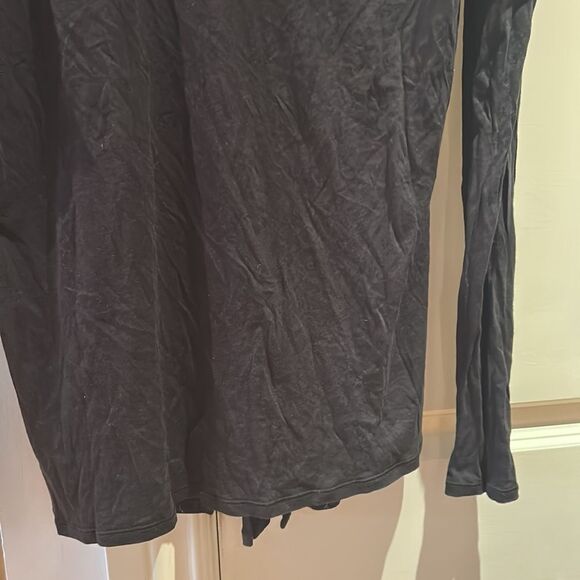 Lululemon black jersey long sleeve top slit back 4? - Picture 2 of 7